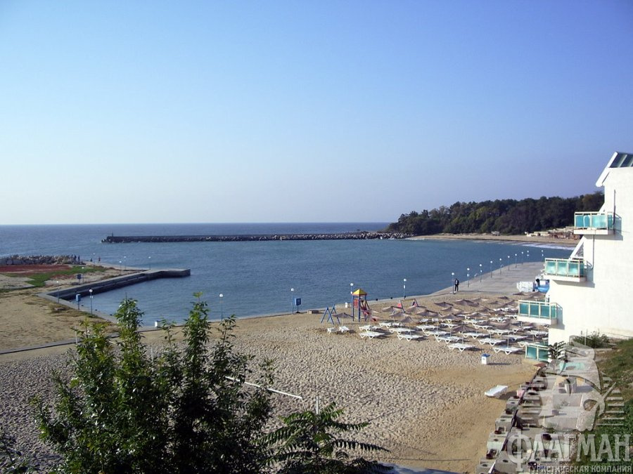 Уютный пляж в заливе на курорте Святые Константин и Елена