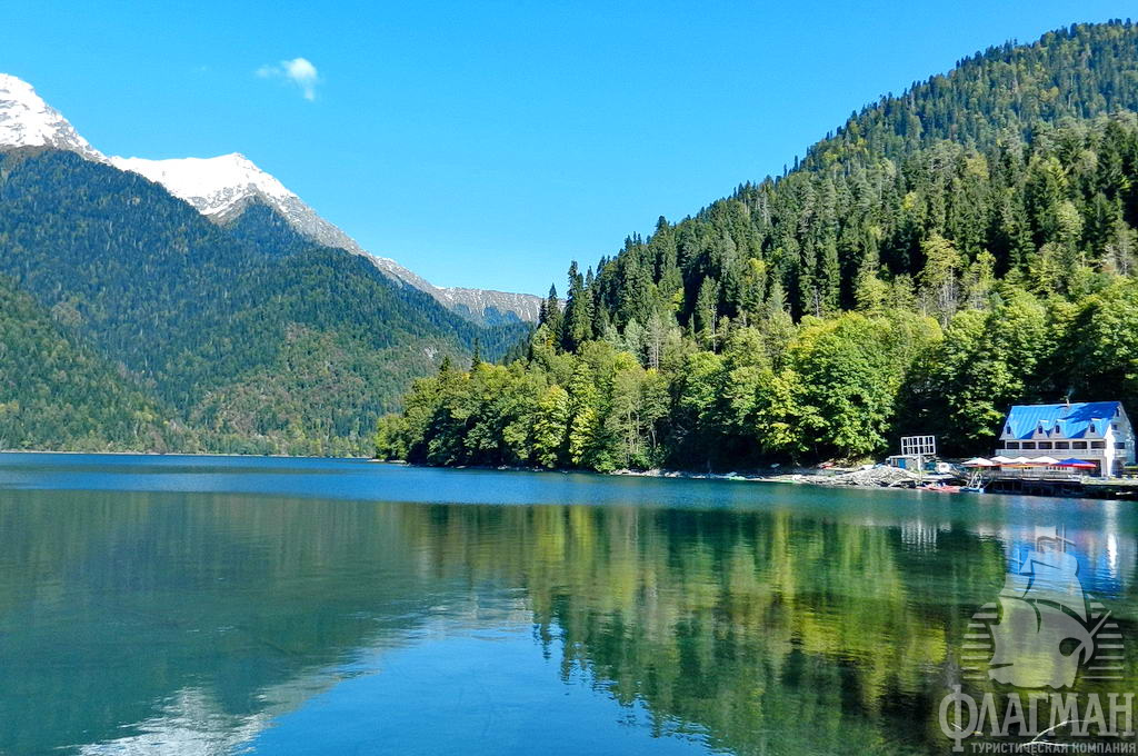 Наиболее известное из всех природных чудес Абхазии — высокогорное озеро Рица