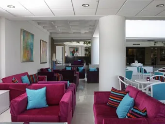  Лобби в отеле CRYSTAL SPRINGS BEACH HOTEL 4*