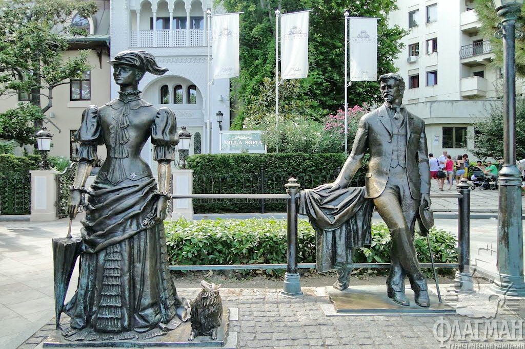 Памятник Антону Павловичу Чехову и Даме с собачкой на набережной Ялты.