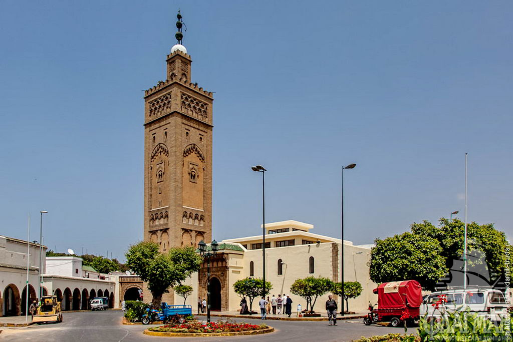 Касабланка - главная площадь новой медины с мечетью