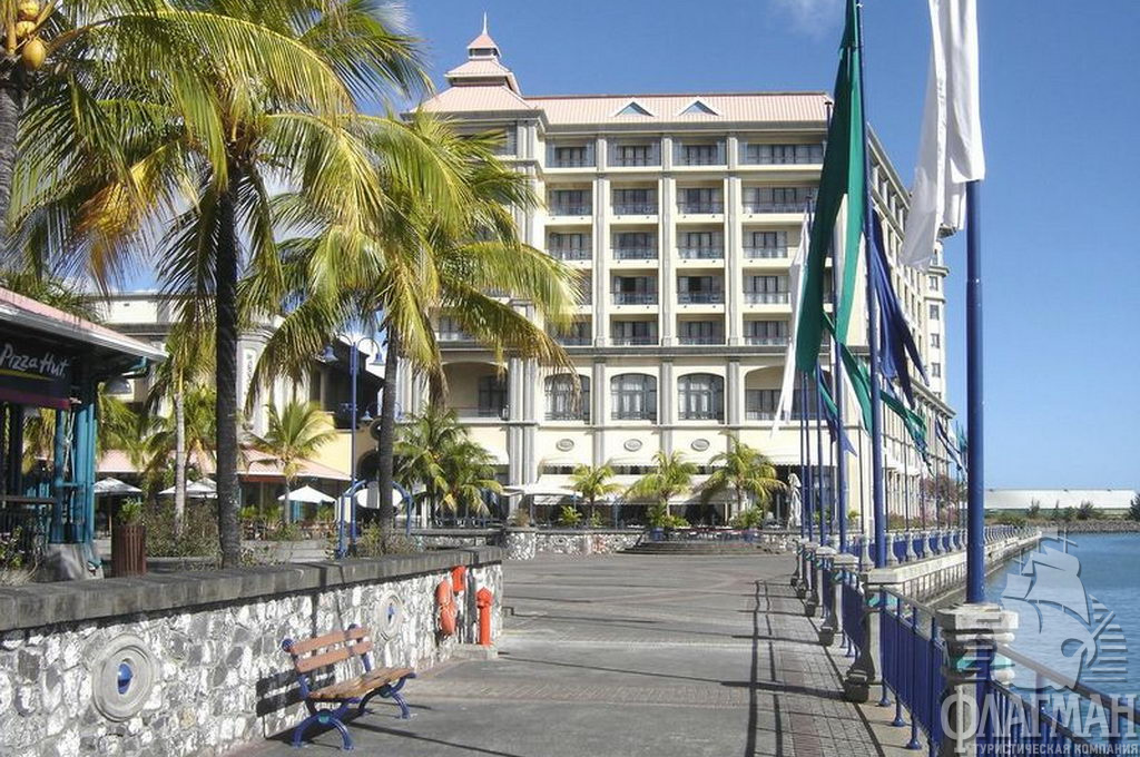 Отель Labourdonnais Waterfront на набережной Кодан в Порт-Луи.