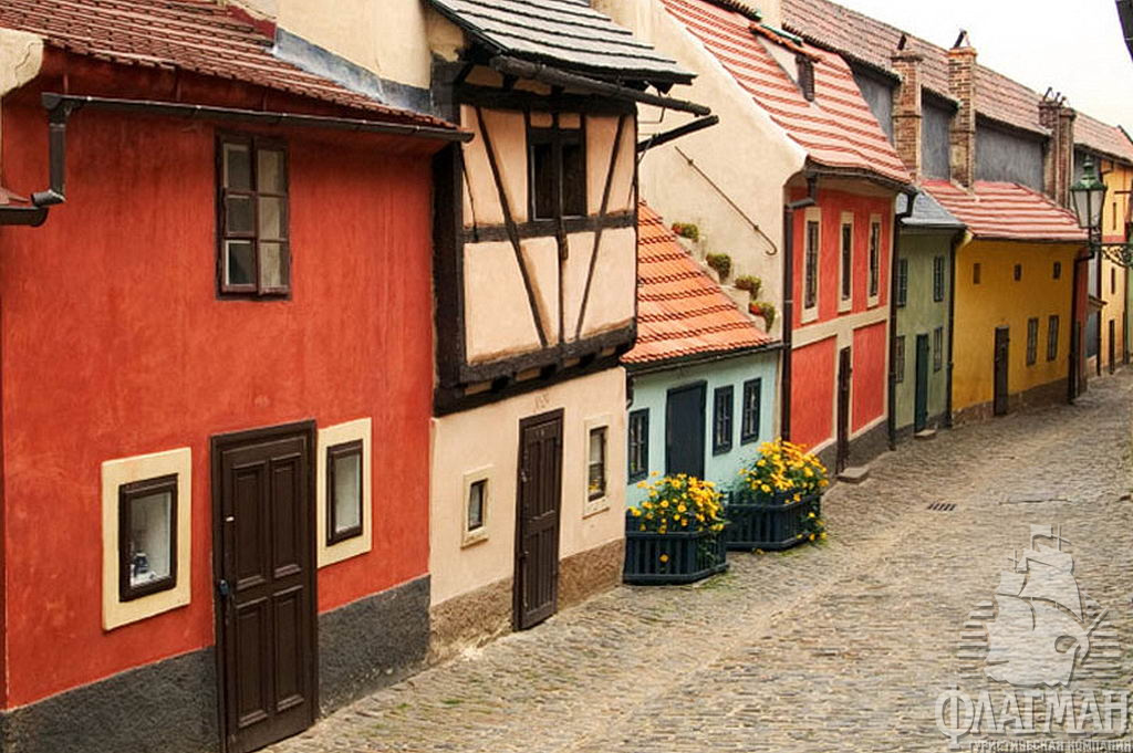 Золотая улочка, Злата уличка — старинная улица Праги, расположенная в Пражском Граде, является одним из символов города.