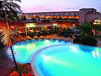 Отель GUITART CENTRAL PARK  GOLD  RESORT & SPA 4* вечером.